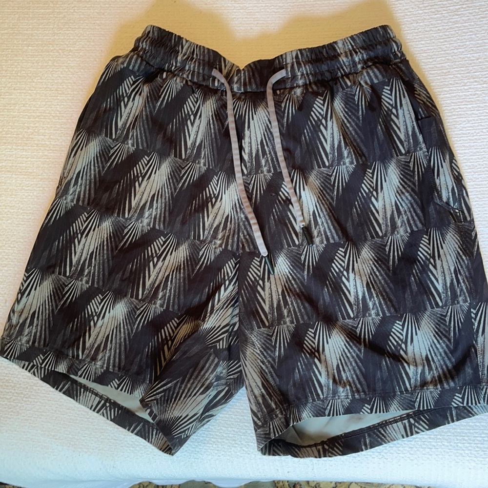 lulu lemon mens size medium graphic print shorts. Waist band is adjustable.